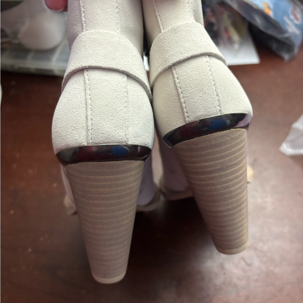 Off white Chelsea suede booties w gun metal ankle accessory size 8.5 Y2K preppy - Picture 5 of 10